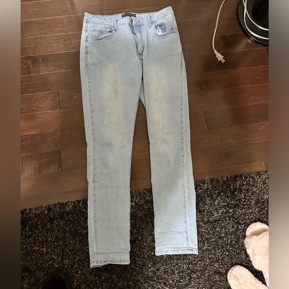 12- Light blue jeans - Picture 3 of 6